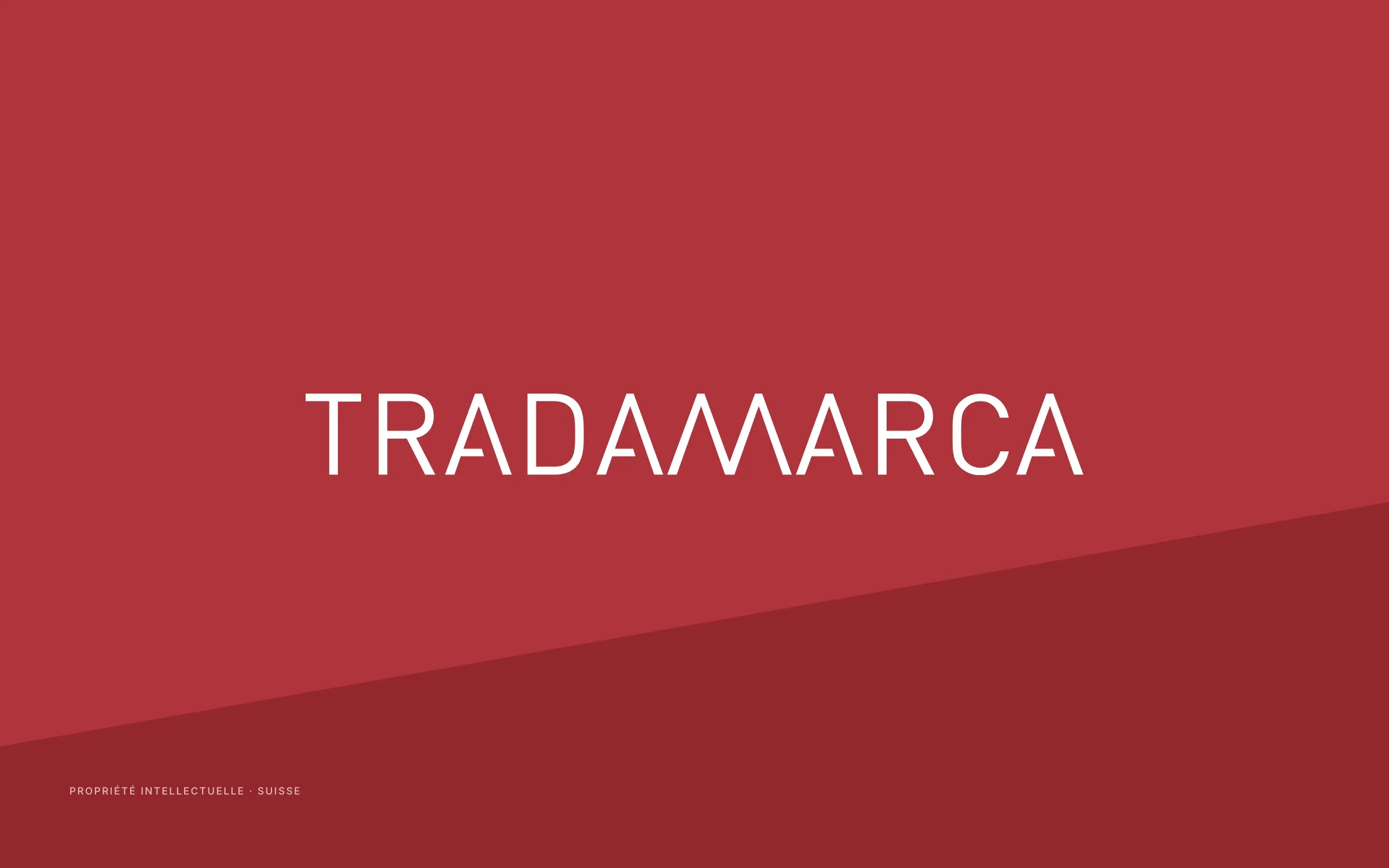 Le logotype Tradamarca sur fond rouge, coupé par une diagonale