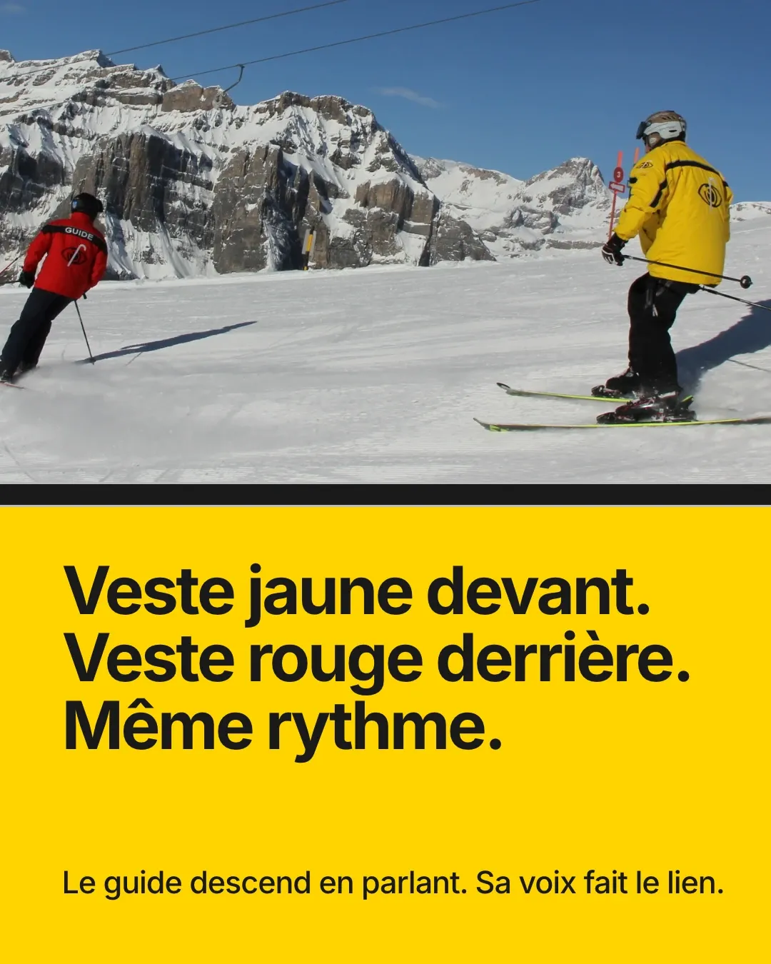 Une personne guidée et son guide sur la piste, en veste jaune et en veste rouge