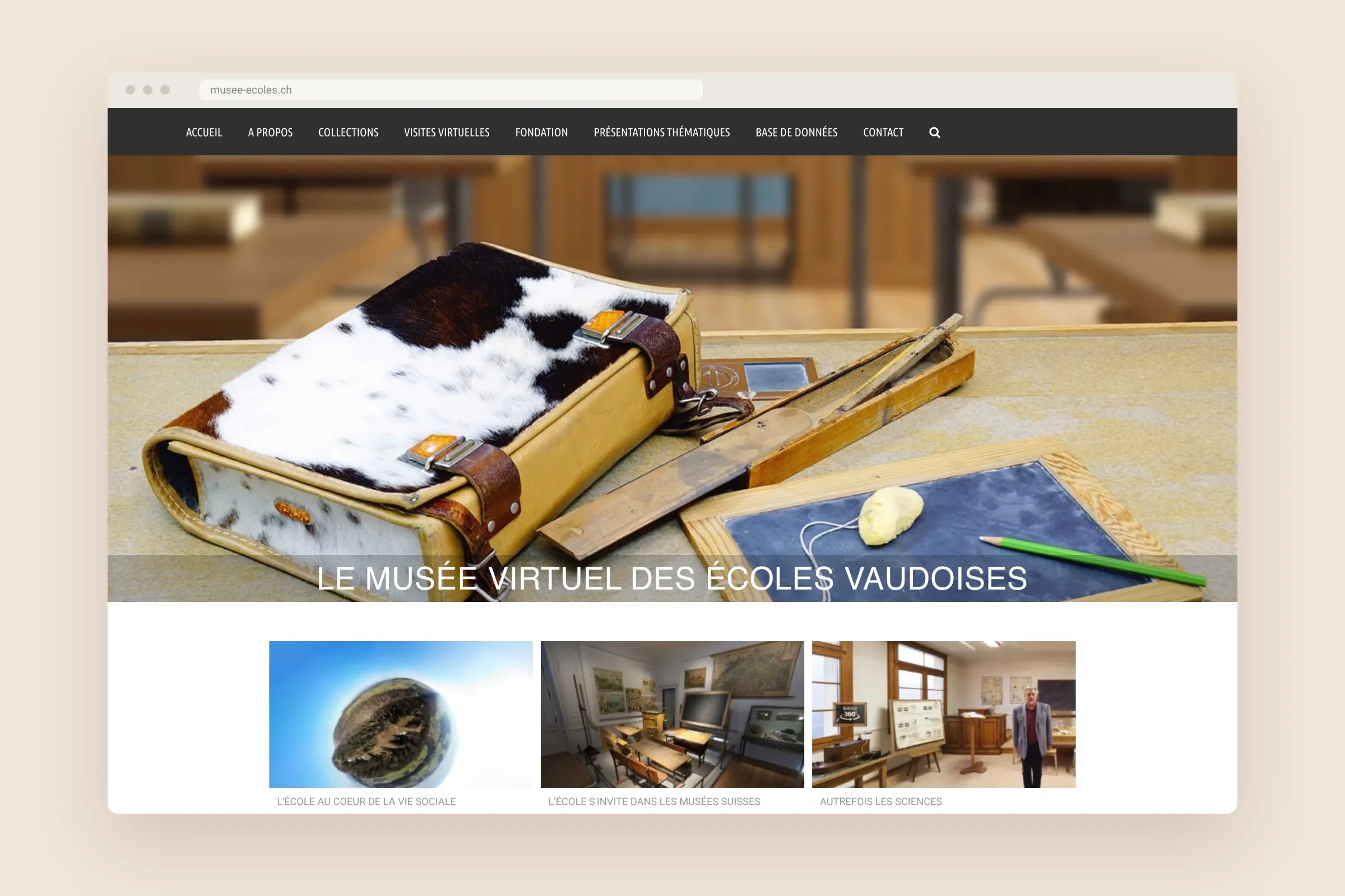 L’accueil du musée virtuel, sur le pupitre d’une ancienne classe