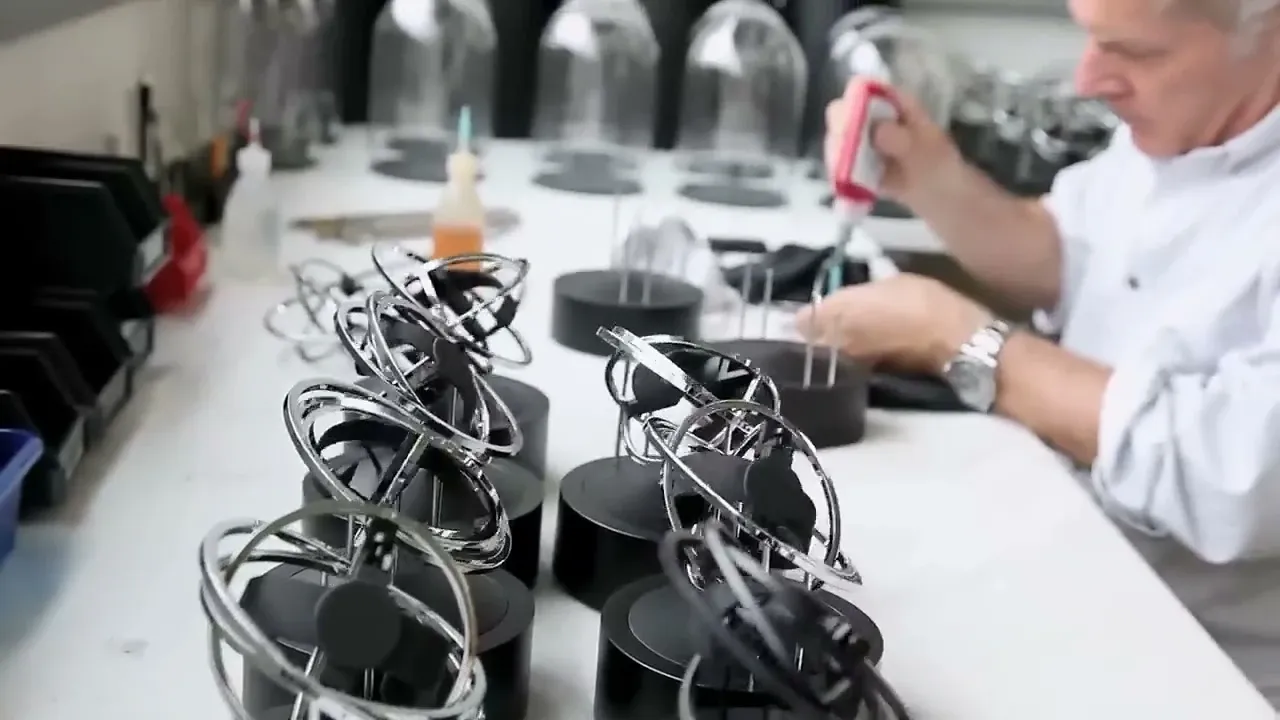 Les remontoirs sous leurs cloches de verre