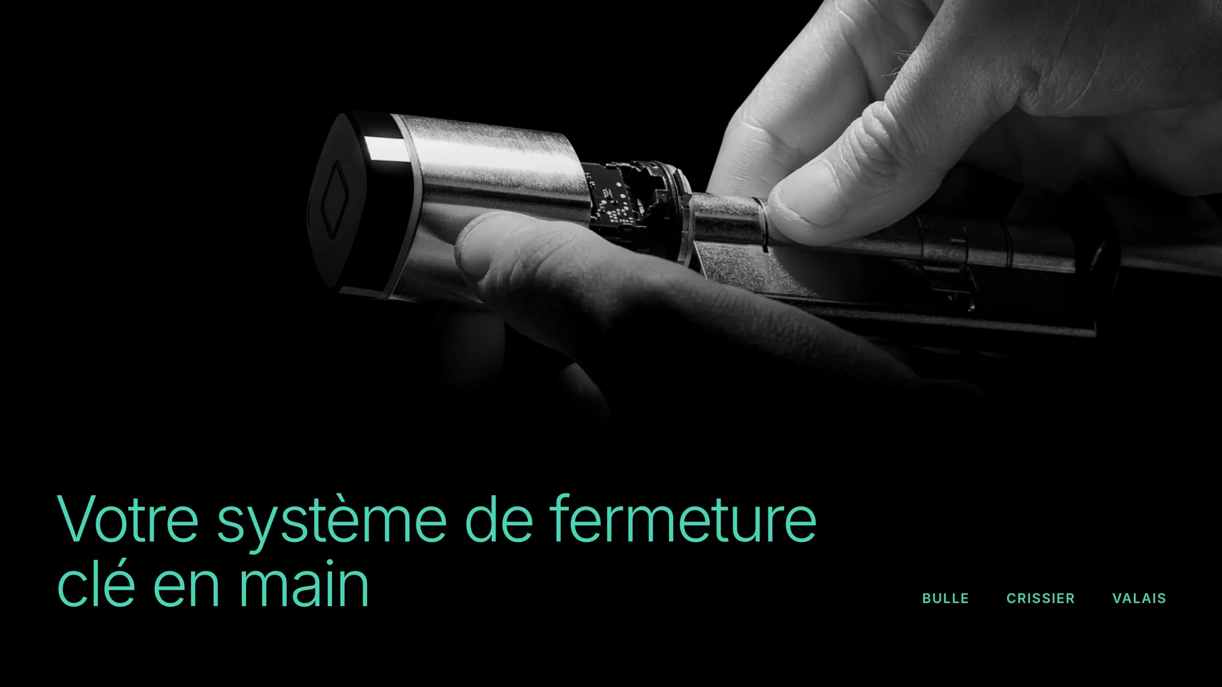 Un cylindre électronique monté à la main, sur le motif labyrinthe de SECU-R
