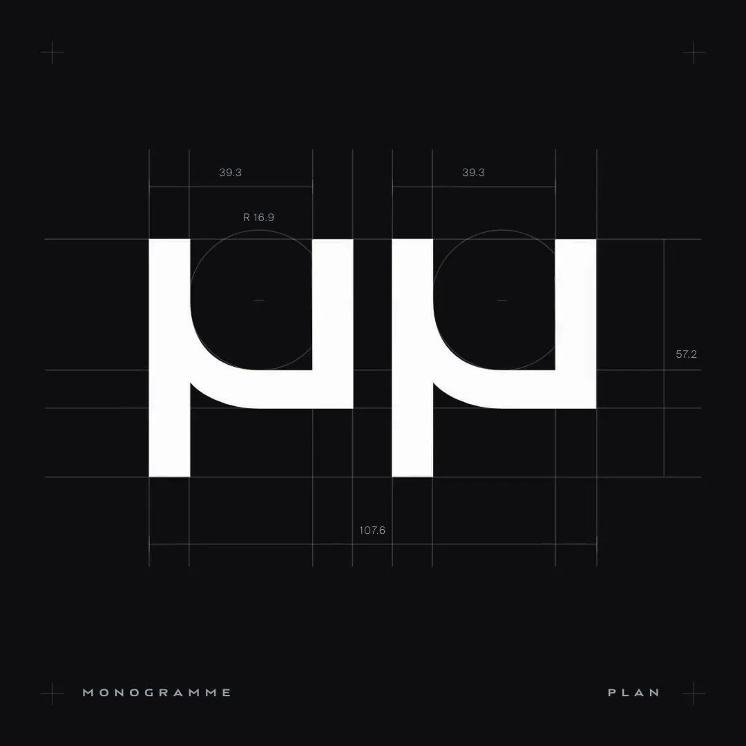 Le monogramme qui se dessine sur sa grille