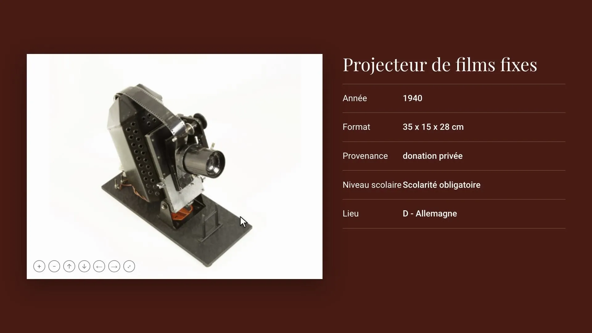 Le projecteur de films fixes tourne et s’agrandit sur sa fiche