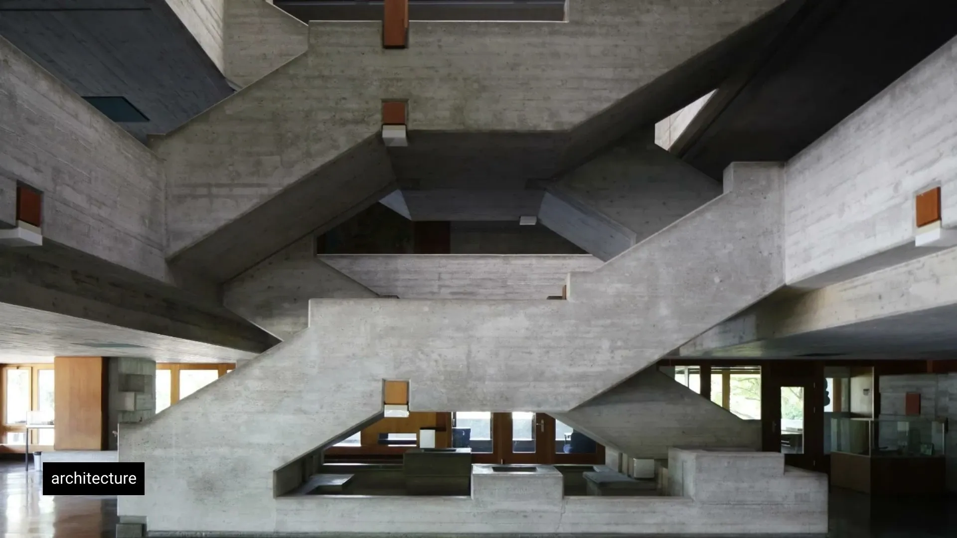 Une photo d’escalier en béton s’ouvre jusqu’à pleine largeur, avec l’étiquette « architecture »